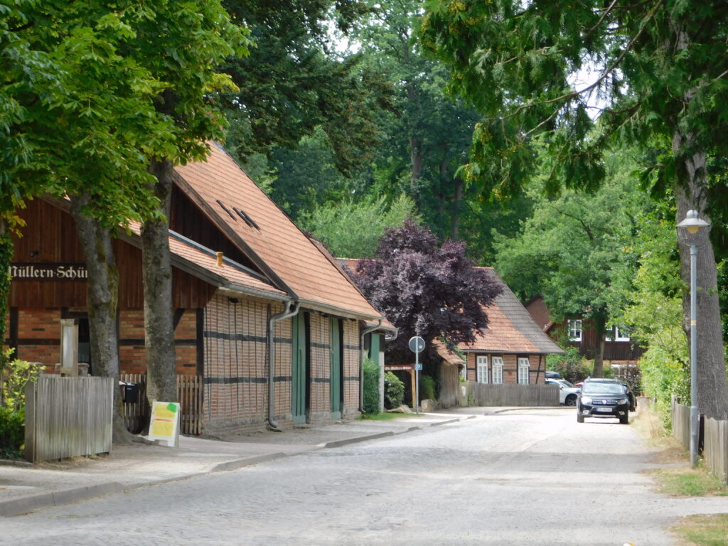 Blick in den Ort auf Fachwerkhäuser